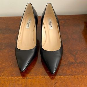 LK Bennet Classic black pump 2.5 inch heel. No box. Great condition, worn twice.